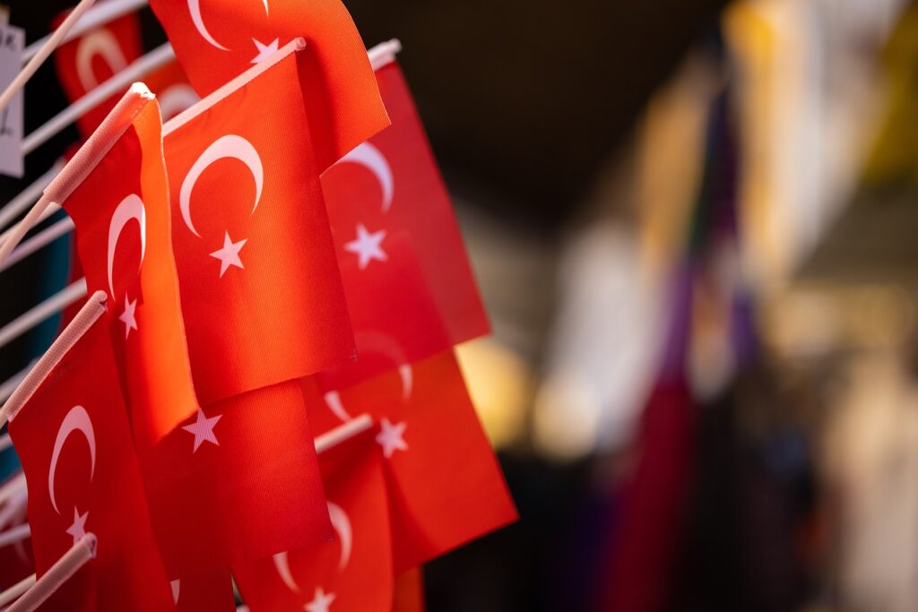 Türk Silahlı Kuvvetleri (TSK), Türkiye Cumhuriyeti’nin kuruluşundan bu yana, yalnızca bir askeri güç olarak değil, aynı zamanda bir milli güç olarak da kritik bir rol oynamaktadır. Bu rol, Türk milletinin güvenliği, anayasal düzenin korunması ve milli kimliğin devamlılığının sağlanmasında önem taşımaktadır. Türk ordusu, ülkenin hem içte hem de dışta karşı karşıya kaldığı tehditlere karşı savunma sağlamak, halkın güvenliğini temin etmek ve Atatürk’ün belirlediği değerler doğrultusunda cumhuriyetin ilkelerini korumakla sorumludur. - turk bayragi