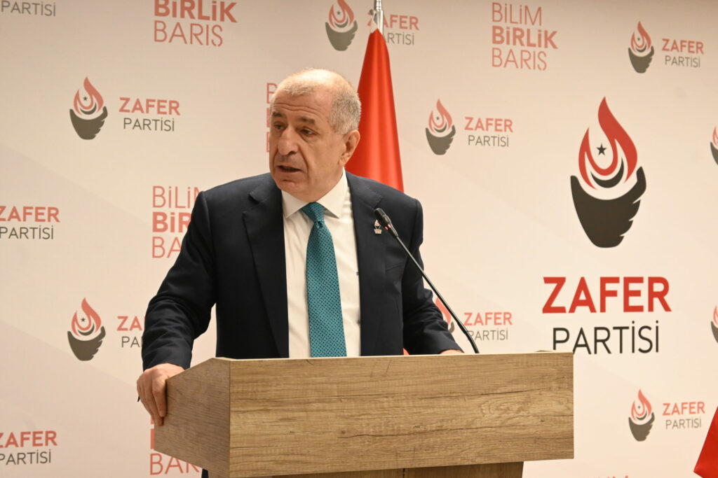 Türkiye’de adaletin ve demokrasinin ruhuna yönelik saldırılar, her geçen gün daha açık bir şekilde kendini göstermektedir.Zafer Partisi Genel Başkanı Ümit Özdağ’ın hukuksuz bir şekilde tutuklanması, yalnızca bir siyasi liderin susturulma çabası değil, milletin iradesine ve özgürlük talebine vurulmuş ağır bir darbedir. Bu olay, Türkiye’de hukukun bir baskı aracı haline getirildiğinin ve iktidarın eleştirilere karşı tahammülsüzlüğünün somut bir göstergesidir. - zafer partisi umit ozdag