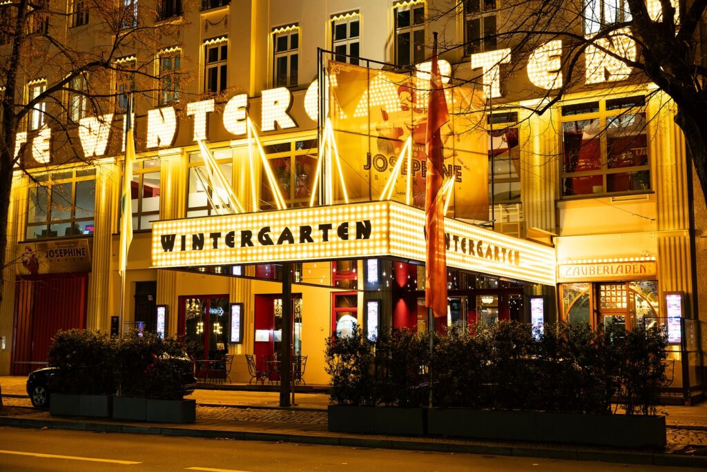 Berlin'in en gözde mekanlarından biri olan Wintergarten (Wintergarten Varieté Berlin), "JOSEPHINE - The Queen of Entertainment" adlı gösteriyle eşsiz bir sanatçı ve özgürlük savaşçısı olan Josephine Baker'a saygı duruşunda bulunmaya devam ediyor... - 474686308 18479406325044896 266829270643401872 n