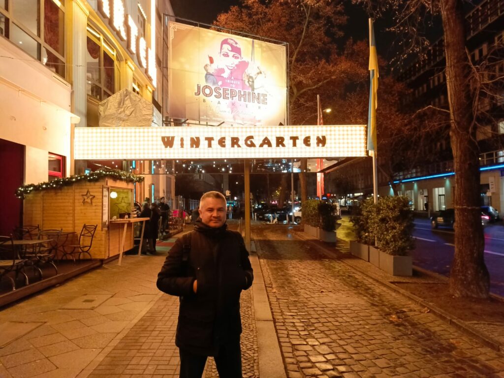 Berlin'in en gözde mekanlarından biri olan Wintergarten (Wintergarten Varieté Berlin), "JOSEPHINE - The Queen of Entertainment" adlı gösteriyle eşsiz bir sanatçı ve özgürlük savaşçısı olan Josephine Baker'a saygı duruşunda bulunmaya devam ediyor... - WhatsApp Image 2025 01 27 at 22.40.33 3