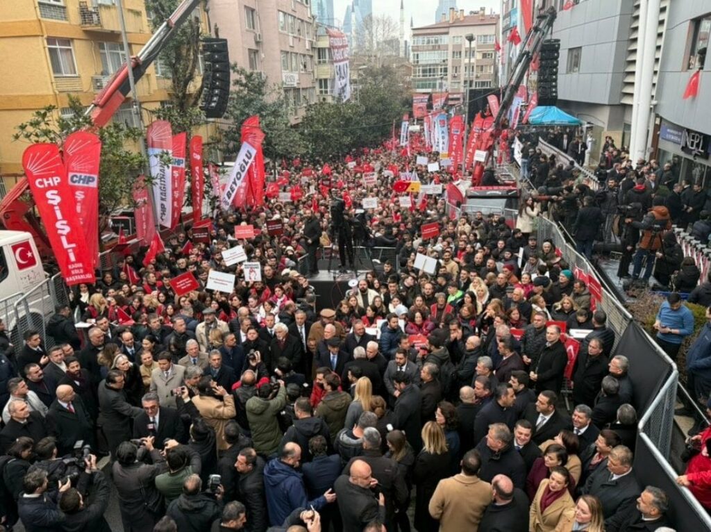 AŞAĞIDAKİ GELİŞMELERDEN ANLADIĞIM „AKP“ Yİ,  YAPTIKLARI HUKUKSUZLUKLARINDAN DOLAYI GÖMMÜŞLER… - besiktasta protesto mitingi chp