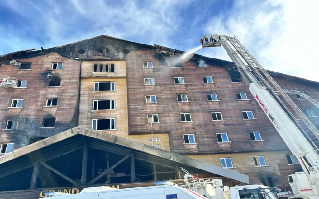 Kartalkaya’da denetimsizliğin neden olduğu katliam gibi facia, bana Samsun Atatürk Kültür Vakfımızın, geçmişte işlettiği öğrenci yurdunda yaşadığımız denetim komedilerini anımsattı. - grand kartal oteli kartalkaya yangini