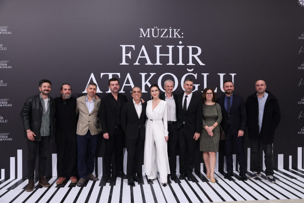 Dünyaca ünlü müzisyen Fahir Atakoğlu'nun İstanbul'da başlayıp, notaların izinde ABD'ye kadar uzanan müzikal yolculuğu; "Müzik: Fahir Atakoğlu" belgeselinin özel gösterimine, sanat, siyaset ve iş hayatından ünlü isimlerin katılımıyla gerçekleşti.  - BELGESEL EKIP2