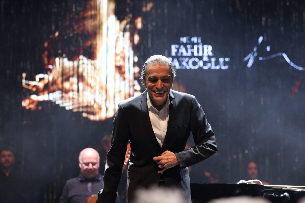 Dünyaca ünlü müzisyen Fahir Atakoğlu'nun İstanbul'da başlayıp, notaların izinde ABD'ye kadar uzanan müzikal yolculuğu; "Müzik: Fahir Atakoğlu" belgeselinin özel gösterimine, sanat, siyaset ve iş hayatından ünlü isimlerin katılımıyla gerçekleşti.  - FAHIR ATAKOGLU SAHNEDE