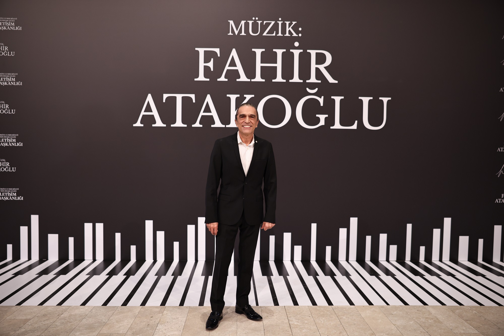 Dünyaca ünlü müzisyen Fahir Atakoğlu'nun İstanbul'da başlayıp, notaların izinde ABD'ye kadar uzanan müzikal yolculuğu; "Müzik: Fahir Atakoğlu" belgeselinin özel gösterimine, sanat, siyaset ve iş hayatından ünlü isimlerin katılımıyla gerçekleşti.  - FAHIR ATAKOGLU3