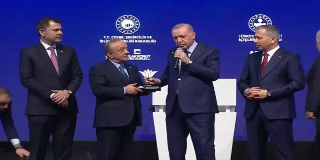 DEPREM’E PLAKET…(?) - cumhurbaskani erdogan cengiz holdingin sahibi mehmet cengizi plaket toreninde deprem yardimi uzerinden elestirdi murat kurum