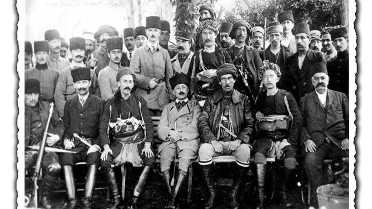 Birinci Dünya Savaşı’nın ardından Osmanlı Devleti’nin yenilmesiyle, eski adı Antep olan bugünkü Gaziantep önce İngilizler, ardından 5 Kasım 1919’da Fransızlar tarafından işgal edildi. Kurtuluş Savaşı’nda Fransızlara karşı kahramanca direnen Antepliler, 25 Aralık 1921'de şehri işgal etmeye çalışan Fransızları kenti terk etmeye zorlayarak Gaziantep’i düşman işgalinden kurtarmıştır. Gaziantep halkı, önder konumundaki Şahin Bey, Karayılan, Kılıç Ali gibi kahramanların liderliğinde büyük bir direniş gösterdi. Bu tarihi mücadeleyi, 1970’li yıllarda Gaziantep’te öğrenci iken öğrendim. Ancak, tarihi bilgimizin yetersiz olması nedeniyle, bu direnişi tam anlamıyla kavrayamamıştım. Sadece kutlamaları ve resmigeçitleri izlemekle gurur ve mutluluk duyardık. Kutlamaların görkemi özelliklede “çetelerin” atlı geçişleri büyüleyiciydi. Tarih bilincimiz zamanla geliştikçe yaşanan sürecin bir savaş değil, bir bağımsızlık mücadelesi oluğunu fark ettim. 11 ay süren Antep Savunmasının (1 Nisan 1920 - 9 Şubat 1921), örgütlü bir halk direnişi olduğunu ve binlerce sivil ile askerin hayatını kaybettiği zorlu bir bağımsızlık mücadeleye sahne olduğunu anladım. - gaziantep gazilik unvani verilisi